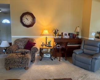 Piano - LIFT chair only 1 year old