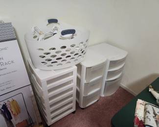 Hangers, plastic drawers 