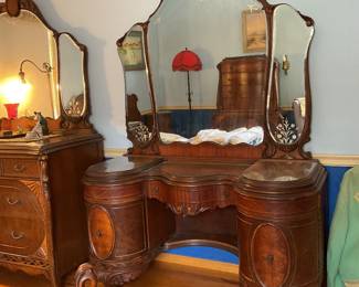 Vanity that goes with the bedroom set shown without the vanity bench