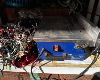 Tile cutting machine