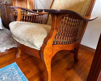 Detail of the 10 spindles on each side of the seat