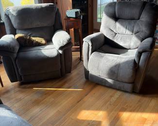 Raymour and Flanigan single electric recliner great condition almost brand new