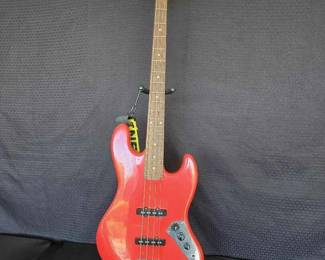 KE135Fender Squier J Bass With Stand