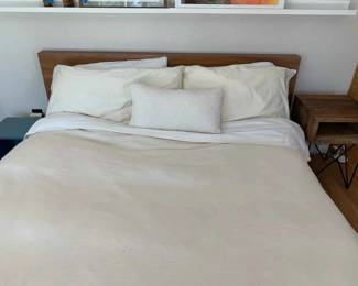 KE129Modern Wood Bed  Two Nightstands