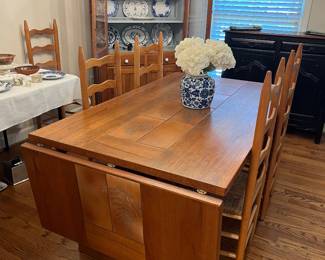 Very nice large dining room table with eight chairs