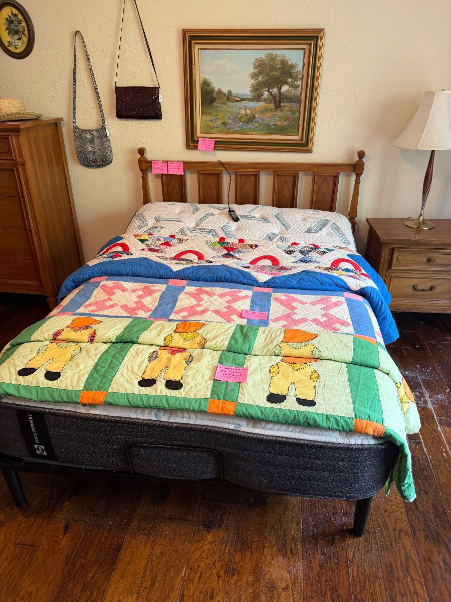 Adjustable frame with electric recliner full-size brand new mattress