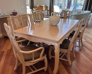Light wood dining room set, 7 chairs , 1 leaf 