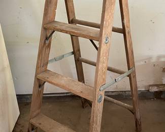 WOOD STEP LADDER
