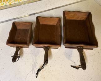 VINTAGE WOOD SERVING TRAYS W HANDLES SET OF 3