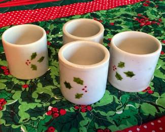 VINTAGE CHRISTMAS TABLE LINENS & DECOR