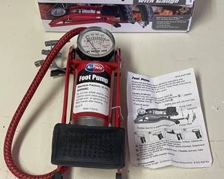 SINGLE PISTON FOOT PUMP W PRESSURE GAUGE