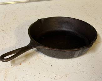 LODGE CAST IRON SKILLET 5SK
