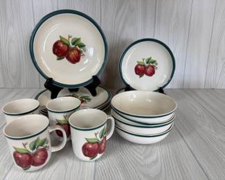 CASUALS BY CHINA PEARL DINNERWARE SET 16 PC APPLES