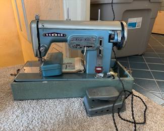 SewmMor Sewing Machine  1960's Works!