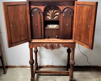 antique radio (powers on)