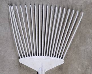 Shag witch rug comb