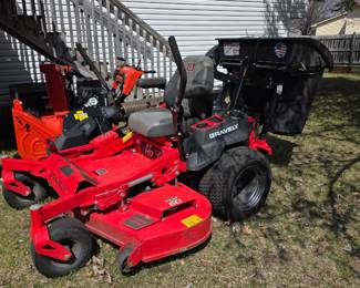 Gravely ZT HD-60 zero-turn mower, a heavy-duty residential lawnmower designed for large properties.  Cutting Deck: Features a 60-inch fabricated cutting deck for wide cutting passes. 