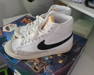 KIDS NIKES'