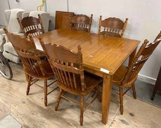 Large Oak Dining Table w/ Extension Leaf and 6 Chairs