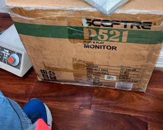 1998 calling...NIB Sceptre P521 Plug 'n Play 15" color monitor