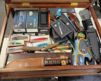 Lots of Knives, fixed blades, pocketknives etc