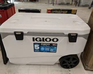 Igloo Latitude 137 Cans 90 Quart Rolling Cooler 