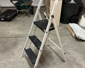 B85 - $15. Small 3 step ladder. 