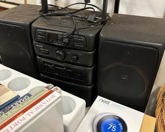 B89 - $20. Sanyo Stereo. Speakers can detach. 