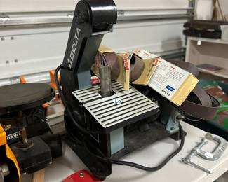 B98 - $60. Delta Model 31-080. 1" Belt / 5" Disc Sander. 