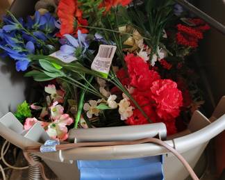 Lots of fake flowers 