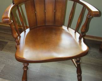 VTG. Early American Style Maple Dining Set (Chair Sample)