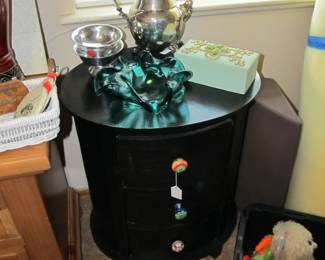 Cute 3-Drawer Oval Side Table