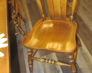 VTG. Early American Style Maple Dining Set (Chair Sample)