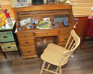 VTG. Wooden Rolltop Desk - Great Size!