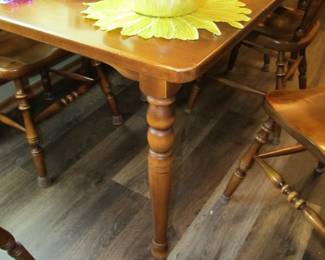 VTG. Early American Style Maple Dining Set (Table Design Sample)
