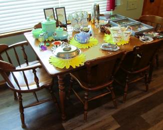 VTG. Early American Style Maple Dining Set w/ 6 Chairs & 3 Leaves