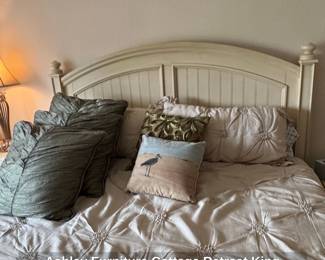 Ashley Furniture Cottage Retreat King Poster Bed third image