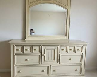 Cream Painted Arched Mirror Dresser with Nine Drawers third image