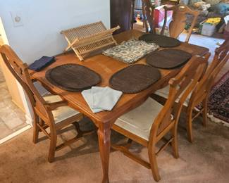 Dinning room table with leaf and 6 chairs