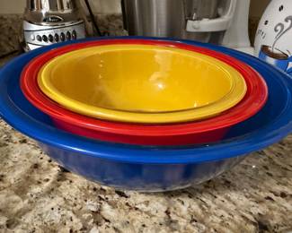 Set of Pyrex mixing bowls