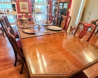 MCM Ethan Allen Dining table with 2 leaves and protection pads