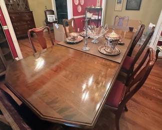 MCM Ethan Allen Dining table with 2 leaves and protection pads