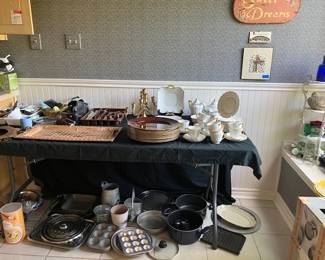 Full kitchen, new cookware.