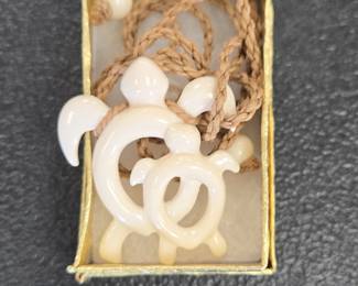 Hawaiian Honu Turtle Pendant Necklace  Mother of Pearl
