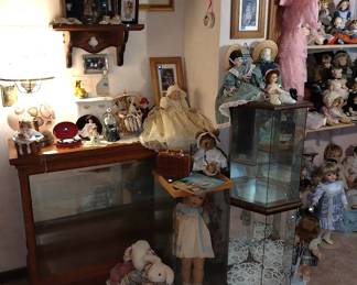 Armand Marseille, Kestner, Effenbee, Krammer Reinhardt, Kopplesdorf, Nancy Ann, Madame Alexander, antique, Dolly Parton Barbie, Little Rascals, Elvis, Jackie O, Care Bears, Cabbage Patch Kids, Strawberry Shortcake, doll clothes and furniture, display cases