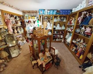 Armand Marseille, Kestner, Effenbee, Krammer Reinhardt, Kopplesdorf, Nancy Ann, Madame Alexander, antique, Dolly Parton Barbie, Little Rascals, Elvis, Jackie O, Care Bears, Cabbage Patch Kids, Strawberry Shortcake, doll clothes and furniture, display cases, dolls