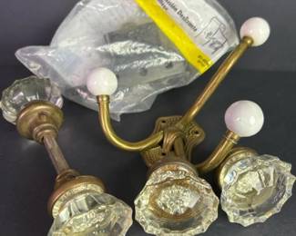 230 vintageglassdoorknobswithbrassfitt