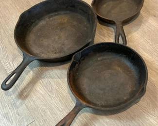 232 threevintagecastironskilletssmallm