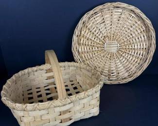 077 vintagehandwovenwickerbasketlotsign