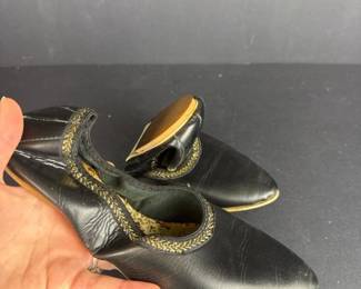 300 vintageblackleatherslippershoessize